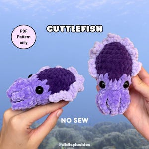 Peut inclure: Un jouet en peluche cuttlefish au crochet avec un centre violet foncé et des bords froncés violet clair avec des yeux de sécurité noirs. L'image inclut le texte CUTTLEFISH, PDF Pattern only, NO SEW et @didiplushies sur fond bleu.
