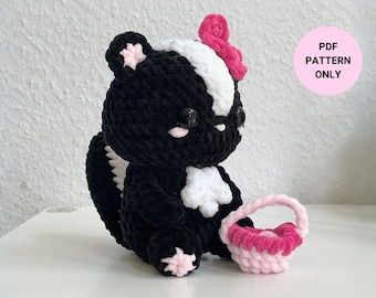 Baby skunk crochet pattern | forest animals amigurumi | cute skunk with accessories | bow and cute basket | Didisplushies