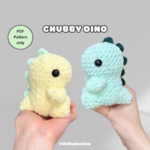 Peut inclure: Deux peluches de dinosaure au crochet, l'une jaune et l'autre bleu clair, avec des yeux noirs. Les peluches sont posées sur des mains. Le texte "CHUBBY DINO" est au-dessus des peluches. Le texte "PDF Pattern only" est dans un cercle vert en haut à gauche de l'image.