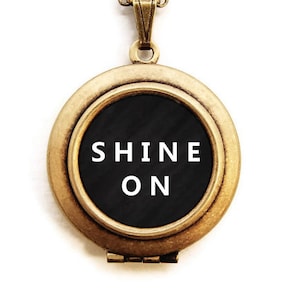 SHINE ON Locket - Declaración inspiradora Word Wear Locket Collar