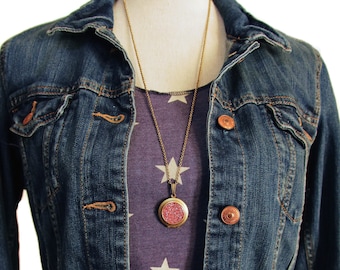 Brokatowy medalion – jasnoróżowy naszyjnik z brokatem