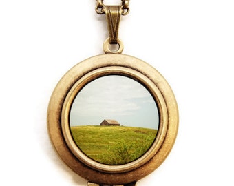 De oude schuur - foto medaillon HALSKETTING - rustieke landschap land schuur medaillon