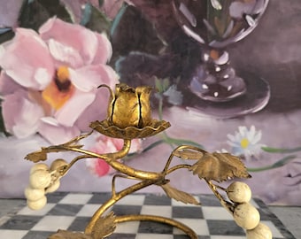 Candelabro italiano antiguo de hojalata dorada - Portavelas individual con pan de oro y uvas blancas, metal brutalista moderno de mediados de siglo