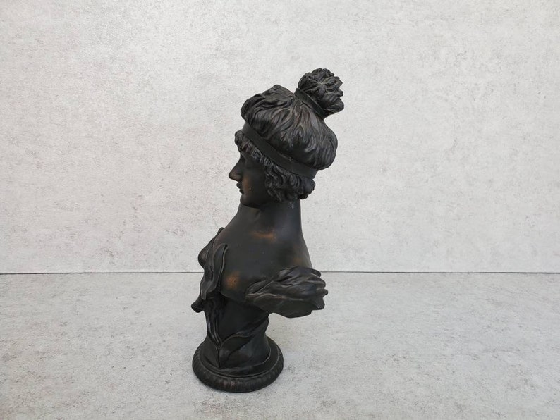 Woman with Lillies Resin Vintage Figurine Woman/'s Bust Shelf Decoration