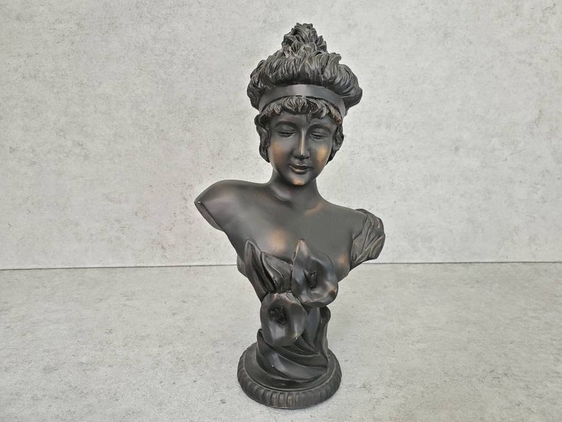 Woman with Lillies Resin Vintage Figurine Woman/'s Bust Shelf Decoration