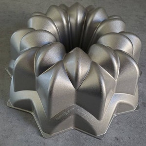Nordic Ware Star Bundt Cake Pan - Metal Baking Pan, Ornate Cake Pan, Pudding Mould, Souffle Dish, Summer, Thanksgiving Fall Dessert