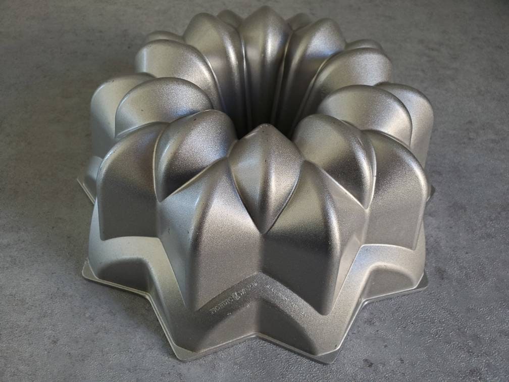 Nordic Ware Star-Shaped Vintage Bundt Cake Pan