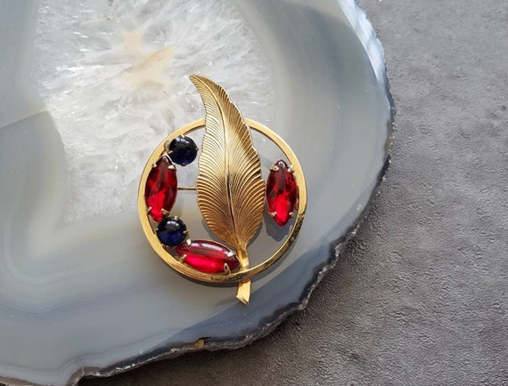 Vintage Feather Brooch - Round Gold-Tone Red and … - image 1