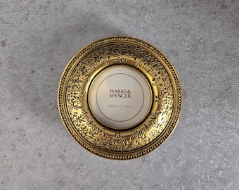 Marco de fotos pequeño - Marco redondo de plástico dorado ornamentado de Marks & Spencer, decoración de mesa o estante de estilo Grandmillennial
