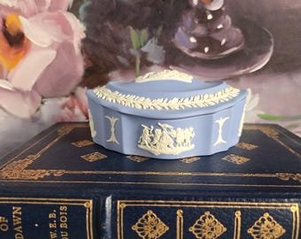 Caja azul Wedgwood - Querubín azul claro en relieve blanco, joyero, fabricado en Inglaterra