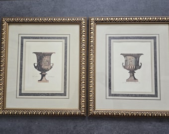 Grabados en urna de Giovanni Battista Piranesi con marcos adornados en oro