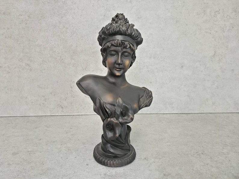 Woman with Lillies Resin Vintage Figurine Woman/'s Bust Shelf Decoration