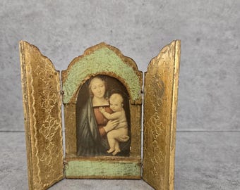 Tríptico de madera antiguo italiano florentino dorado con la Virgen María y Jesús. Lámina artística.
