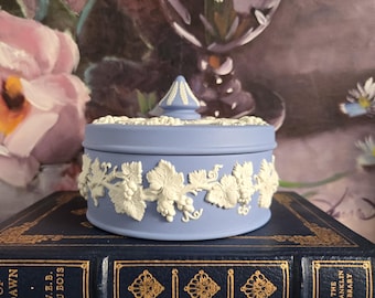 Caja azul Wedgwood con tapa: caja redonda con diseño de uvas en relieve blanco, fabricada en Inglaterra