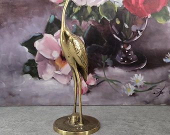 Figura decorativa de grulla de latón vintage con forma de garza, estilo moderno de mediados de siglo.