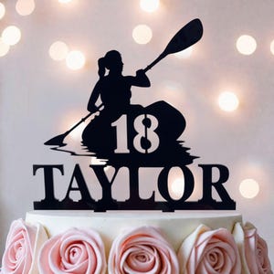 パーソナライズされたカヤックケーキトッパー：アウトドアアドベンチャー誕生日デコレーション