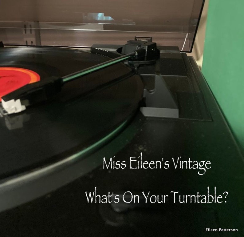 Może przedstawiać: Czarny gramofon z płytą na nim i ramieniem. Tekst "Miss Eileen's Vintage What's On Your Turntable?" znajduje się na gramofonie. Tekst "Eileen Patterson" znajduje się na dole obrazu.