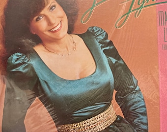 Loretta Lynn “ Making Love From Memories“ Vinyl LP Album...MCA 5354..Classic Country Vinyl...Vintage Loretta Lynn