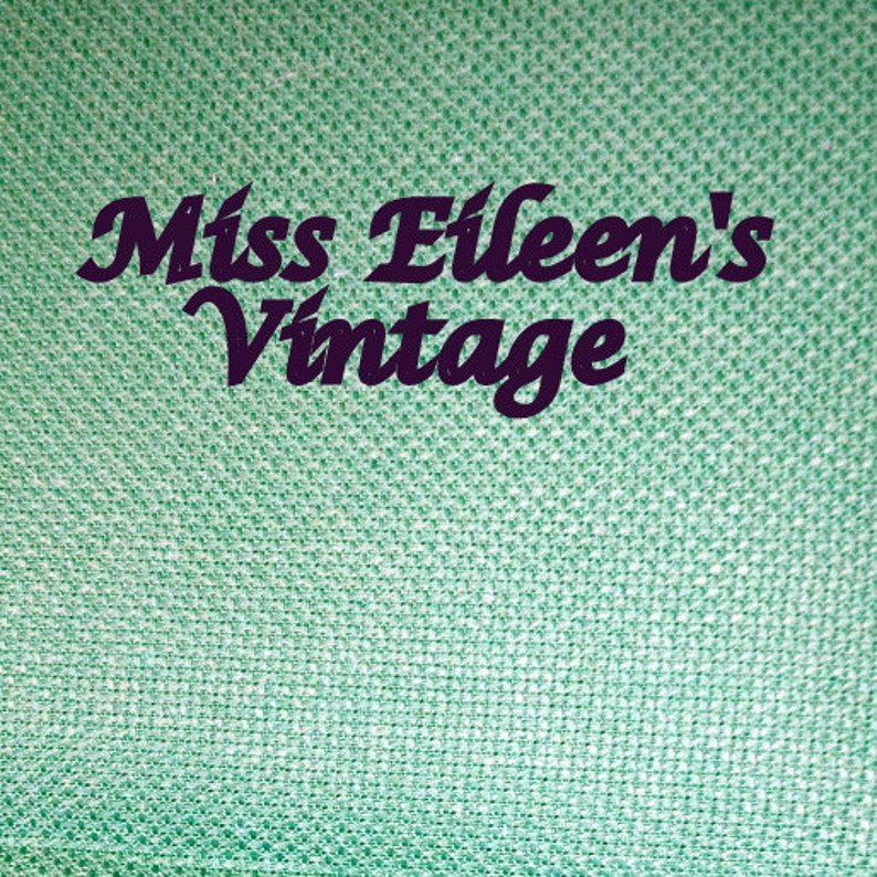 Może przedstawiać: Zielone, tekstylne tło o fakturowanej powierzchni z napisem "Miss Eileen's Vintage" w ciemnofioletowym kolorze.