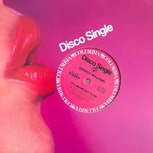 Peut inclure: Un disque vinyle rose avec une étiquette rouge et blanche. L'étiquette indique "Disco Single" et présente l'artiste "Deniece Williams". Le titre de la chanson est "It's Important To Me".