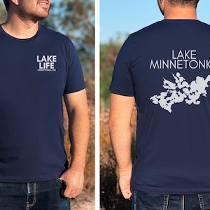 Maglietta con mappa del lago personalizzata, maglietta con nome del lago personalizzato, abbigliamento per la vita sul lago, regali per la casa sul lago, maglietta con barca pontone, maglietta per gita sul lago, regalo per gli amanti del lago