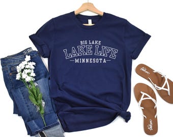 T-shirt personnalisé Lake Life, T-shirt personnalisé Lake House, Cadeau maison sur le lac, Amoureux du lac, Camping sur le lac, Vacances personnalisées sur le lac, Vêtements sur le lac, Chemise de bateau