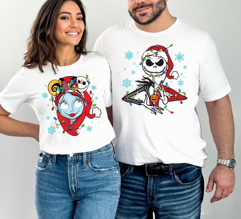 Pu&ograve; includere: Una maglietta bianca con una grafica natalizia di Jack Skellington di The Nightmare Before Christmas. La grafica presenta Jack Skellington con un cappello da Babbo Natale e circondato da luci natalizie. La maglietta &egrave; indossata da una persona.
