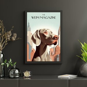 Op de afbeelding: Een vintage-stijl magazinecover met een Weimaraner-hond met een skyline op de achtergrond. De titel van het magazine is "The Weim Magazine".