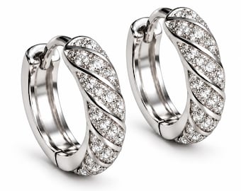 Può includere: Un paio di orecchini a cerchio color argento con un design intrecciato. Ogni cerchio è decorato con molteplici piccole pietre trasparenti a taglio rotondo incastonate sulla parte frontale, creando un aspetto scintillante e strutturato.