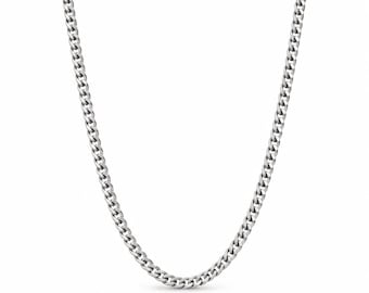 Può includere: Una collana a catena gourmette color argento composta da una serie di maglie ovali appiattite e intrecciate. La superficie metallica presenta una finitura lucida e riflettente che cattura la luce, creando un aspetto metallico uniforme.