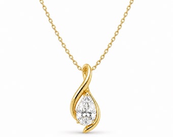 Può includere: Una collana in oro giallo con un pendente in pietra preziosa trasparente a forma di pera. Il pendente è sostenuto da una montatura in oro liscia e curva che si attorciglia verso l'alto per collegarsi a una sottile catena d'oro lucida.