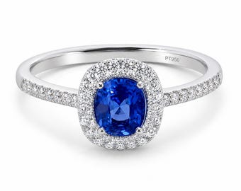 Può includere: Un anello in platino con uno zaffiro blu centrale taglio ovale circondato da un alone di piccoli diamanti rotondi. Anche la fascia è incastonata con piccoli diamanti rotondi sui lati. L'interno della fascia riporta la scritta PT950.