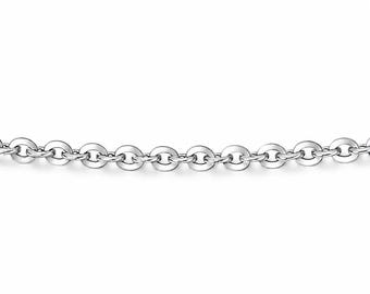 Può includere: Una catena per collana in metallo color argento caratterizzata da una serie di maglie uniformi di forma ovale collegate in una linea orizzontale continua. La superficie lucida di ogni maglia riflette la luce, creando un aspetto metallico brillante.
