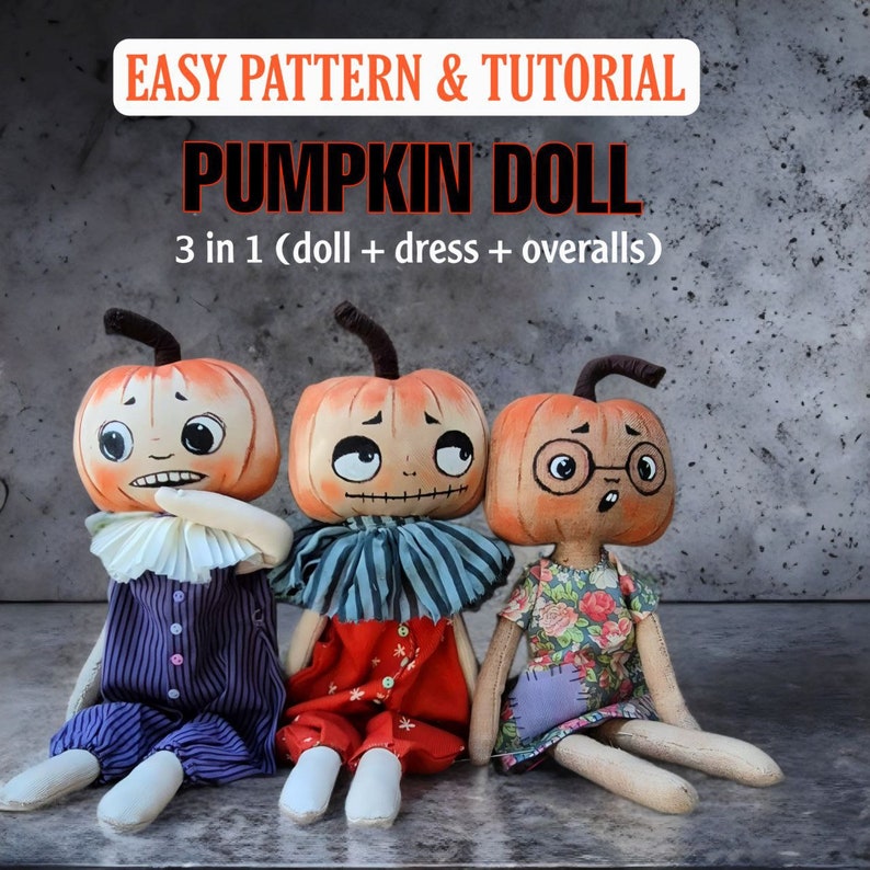 Puede incluir: Tres mu&ntilde;ecas de calabaza hechas a mano con caras pintadas y trajes de tela. Las mu&ntilde;ecas tienen cabezas de calabaza naranja con tallos marrones. El texto "EASY PATTERN & TUTORIAL" y "PUMPKIN DOLL" se muestra encima de las mu&ntilde;ecas. Las mu&ntilde;ecas visten diferentes atuendos, incluyendo monos y vestidos.