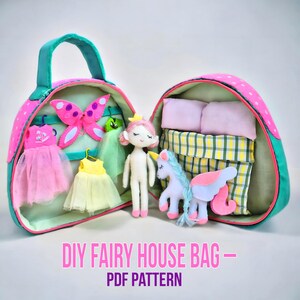 Pu&ograve; includere: Una borsa fai-da-te a forma di casa delle fate rosa e verde con manico, aperta per rivelare una bambola, vestiti, una farfalla, un unicorno e biancheria da letto. La borsa ha un esterno a pois rosa e il testo "DIY FAIRY HOUSE BAG - PDF PATTERN".