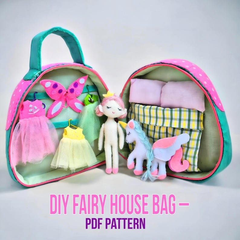 Pu&ograve; includere: Una borsa fai-da-te a forma di casa delle fate rosa e verde con manico, aperta per rivelare una bambola, vestiti, una farfalla, un unicorno e biancheria da letto. La borsa ha un esterno a pois rosa e il testo "DIY FAIRY HOUSE BAG - PDF PATTERN".