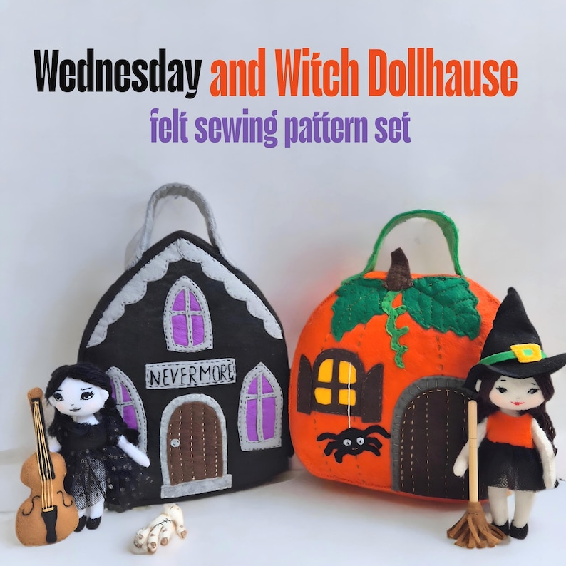 Op de afbeelding: Een vilten naaipatroonset met een zwart poppenhuis met paarse raamaccenten en het woord "NEVERMORE". Een oranje pompoenvormig poppenhuis en twee vilten poppen zijn ook inbegrepen. De tekst "Wednesday and Witch Dollhouse" staat bovenaan.