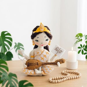 Patrón de costura para muñeca Saraswati de fieltro: Diosa hindú de 15 cm (Tutorial en PDF)