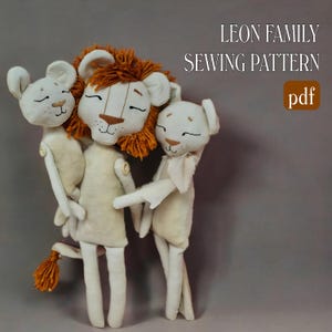 Könnte beinhalten: Ein Nähmuster für eine Löwenfamilie, bestehend aus einer Löwenmutter, einem Löwenvater und einem Löwenbaby. Das Muster ist als PDF-Download erhältlich. LEON FAMILY SEWING PATTERN pdf