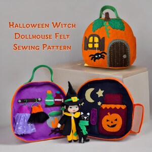 Op de afbeelding: Een vilt Halloween poppenhuis naaipatroon. Het poppenhuis heeft de vorm van een pompoen met een deur en een raam. Het opent om een heks pop, een zwarte kat en miniatuur accessoires te onthullen. De tekst "Halloween Witch Dollhouse Felt Sewing Pattern" is zichtbaar.