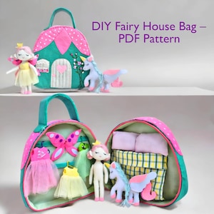 Pu&ograve; includere: Un modello PDF di borsa per la casa delle fate fai-da-te. La borsa &egrave; verde acqua e rosa, a forma di casa con manico. Si apre per rivelare una bambola, vestiti, una farfalla, un unicorno e biancheria da letto. Il testo "DIY Fairy House Bag - PDF Pattern" &egrave; visibile.