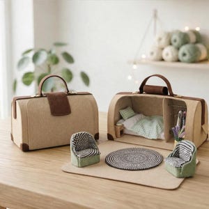 Può includere: Valigie per case delle bambole in miniatura beige con dettagli marroni. Una valigia è aperta, rivelando una scena di camera da letto con letto, tappeto e due sedie. L'altra valigia è chiusa. Le sedie hanno base verde e motivo bianco e nero.