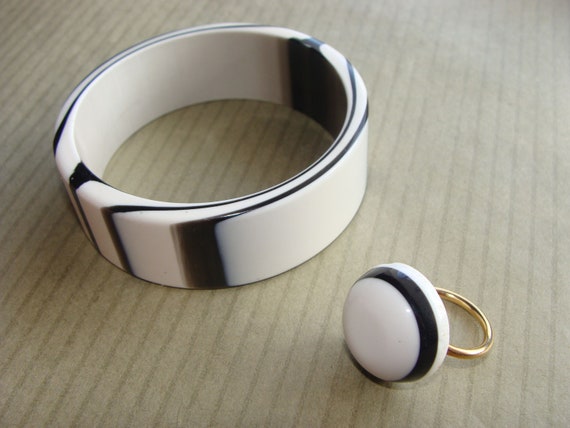 Vintage Lucite Ring and Bracelet Black and White - image 2