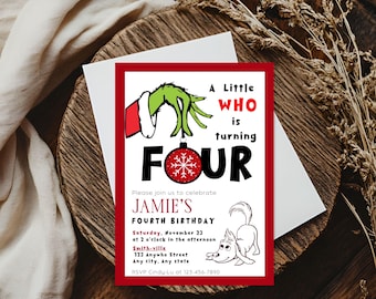 Puede incluir: Una invitación de cumpleaños festiva con un borde rojo, que presenta una mano verde sosteniendo un adorno navideño y el texto "A Little WHO is turning FOUR." La invitación incluye detalles para el cuarto cumpleaños de Jamie, con una ilustración de perro de dibujos animados.