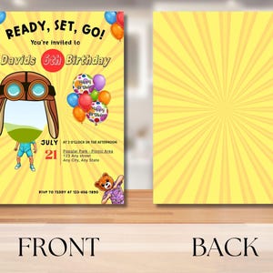 K&ouml;nnte beinhalten: Eine gelbe Geburtstagseinladung mit dem Text "READY, SET, GO!" und "Davids 6th Birthday". Die Vorderseite zeigt einen Cartoon-Piloten, Ballons und Veranstaltungsdetails. Die R&uuml;ckseite hat ein gelbes Sonnenstrahl-Design.