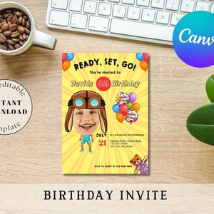 K&ouml;nnte beinhalten: Eine gelbe Geburtstagseinladung mit dem Text "READY, SET, GO!" und "Davids 6. Geburtstag". Die Einladung zeigt eine Cartoon-Illustration eines Kindes mit Pilotenm&uuml;tze und Brille, zusammen mit Luftballons und einem Teddyb&auml;ren.