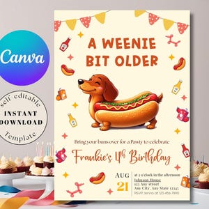 Op de afbeelding: Een verjaardagsuitnodiging met een cartoon teckel in een hotdogbroodje, met de tekst "A Weenie Bit Older". De uitnodiging bevat de tekst "Frankie's 4th Birthday" en evenementdetails.