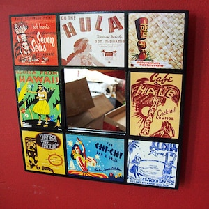 Könnte beinhalten: Ein gerahmter Spiegel mit neun Vintage-Postkarten zum Thema Hawaii. Die Postkarten zeigen Bilder von Hula-Tänzerinnen, Tiki-Göttern und tropischen Szenen. Der Text auf den Postkarten lautet "Do the Hula", "Aloha from Hawaii", "Tiki Hunt", "The Chi-Chi Bar & Grill" und "Aloha Room".