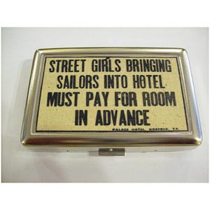 Estuche para cigarrillos de chicas de la calle y marineros, billetera de metal retro, tarjeta de visita vintage, rockabilly kitsch