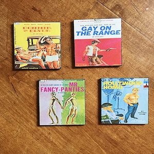 Könnte beinhalten: Vier Vintage-Paperback-Buchcover mit den Titeln "Donnie and Clyde", "Gay on the Range", "Mr. Fancy-Panties" und "Hollywood Homo".